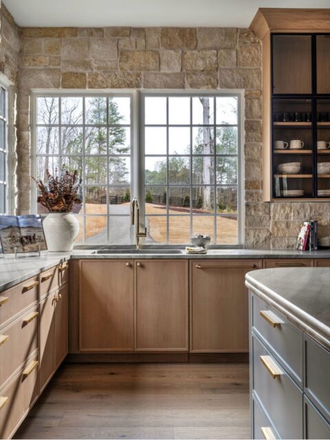 Not a bad view everyday ☀️ 

🤍 @hartandlockdesign 
🔨 @trademarkbuildingco 
📷 @rusticwhiteinteriors 

#kitchen #interiordesign #interiors #interior #kitchendesign